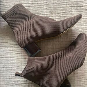 Everlane Brown Ankle Boots with Ribbed Texture